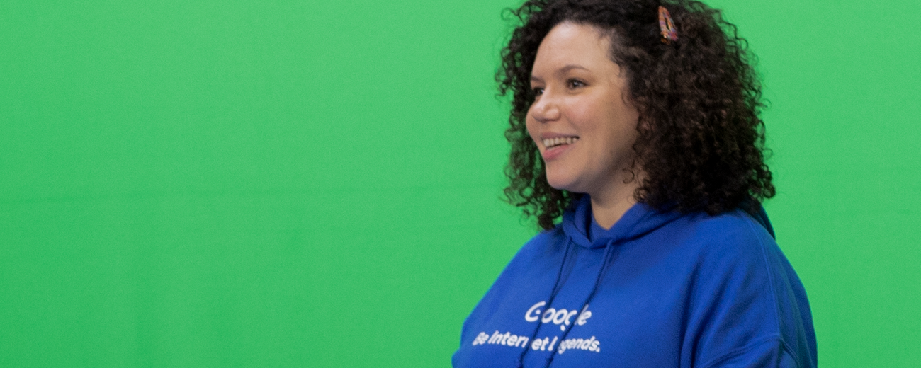 Session trainer in front of green screen